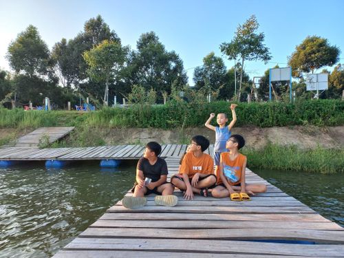 Các hoạt động như đọc sách, thể thao, vẽ tranh hay khám phá thiên nhiên đang trở thành lựa chọn của nhiều phụ huynh nhằm giúp trẻ cân bằng giữa thế giới số và đời sống thực. Ảnh: MC