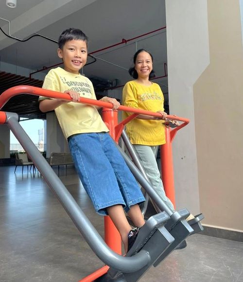 Chị Khánh Ngân ưu tiên các hoạt động trải nghiệm để tăng kết nối với con trong dịp nghỉ hè. Ảnh: MC