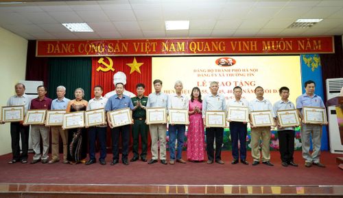 Các đảng viên Đảng bộ xã Thường Tín vinh dự nhận Huy hiệu Đảng đợt 19-5-2026. Ảnh: PV