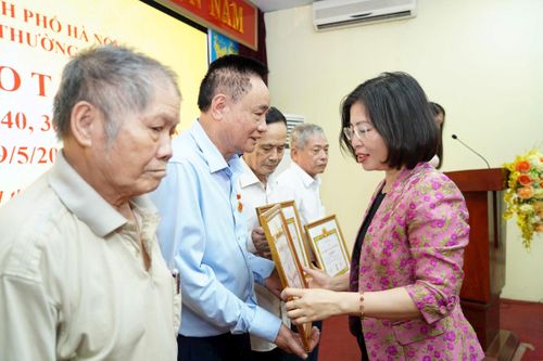 Phó Bí thư Thường trực Đảng ủy xã Thường Tín Trần Hồng Hạnh trao Huy hiệu Đảng cho các đảng viên. Ảnh: PV