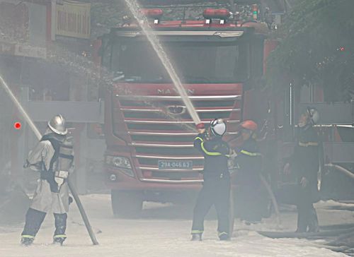 Đến khoảng 11h24, lực lượng tham gia chữa cháy gồm khoảng 20 xe chuyên dụng các loại như xe chữa cháy, xe chỉ huy, xe thang, xe hút khói, xe tải chở thiết bị và xe cần vươn phá dỡ.