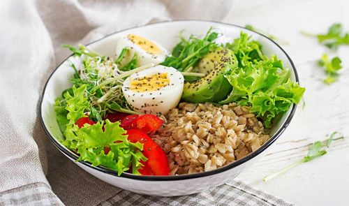 Trứng luộc và yến mạch tạo nên một bữa ăn hoàn chỉnh, cân đối giữa đạm, chất xơ và tinh bột hấp thu chậm.