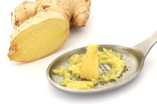 Thêm gừng vào món ăn giúp cải thiện tiêu hóa, giảm buồn nôn và hỗ trợ cơ thể phục hồi.