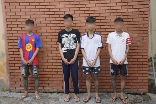 Đối tượng B.L.Q.A (thứ 2 từ phải sang) cùng các đối tượng có liên quan. Ảnh: Công an tỉnh Cà Mau