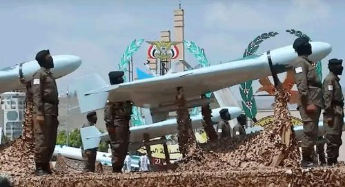 Ngoài tên lửa đạn đạo, Iran còn phát triển mạnh máy bay không người lái tự sát như drone Shahed-136. Loại UAV này có chiều dài khoảng 3,5 m, tốc độ gần 185 km/h và tầm hoạt động hơn 2.000 km.
