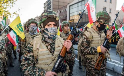 Trong nội bộ Iran hiện tồn tại sự chia rẽ rõ rệt giữa phe muốn giảm căng thẳng để cứu nền kinh tế đang chịu sức ép cấm vận và phe chủ trương duy trì đối đầu nhằm bảo vệ mô hình quyền lực hiện tại.