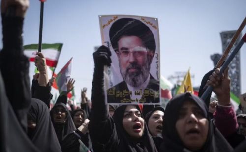 Các lệnh cấm vận kéo dài nhiều năm đã khiến kinh tế Iran gặp khó khăn nghiêm trọng. Đồng rial mất giá mạnh, lạm phát tăng cao và hoạt động xuất khẩu dầu mỏ bị ảnh hưởng đáng kể.