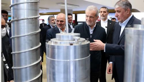 Theo thỏa thuận, Iran phải cắt giảm mạnh lượng uranium làm giàu, giảm số lượng máy ly tâm và chấp nhận cơ chế thanh sát quốc tế nghiêm ngặt hơn.