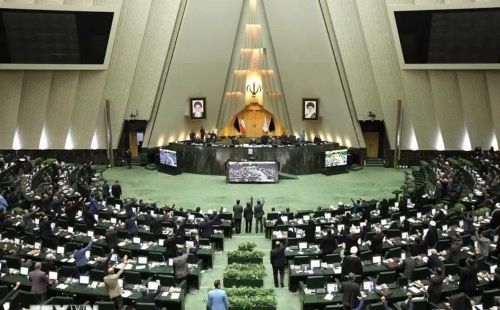 Giới phân tích nhận định phe siêu cứng rắn Iran lo ngại bất kỳ thỏa thuận nào với Mỹ cũng có thể kéo theo sức ép buộc Tehran hạn chế chương trình tên lửa và mạng lưới lực lượng đồng minh tại Trung Đông.