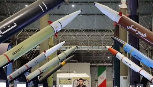 Về mặt quân sự, Iran hiện sở hữu kho tên lửa lớn bậc nhất Trung Đông, gồm tên lửa đạn đạo tầm trung Emad, tên lửa đạn đạo Kheibar Shekan và tên lửa siêu vượt âm Fattah.
