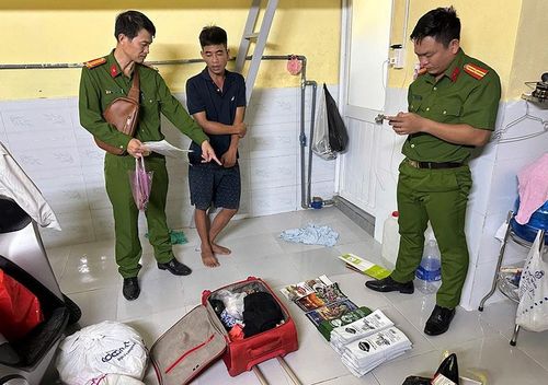 Lực lượng Công an thu giữ gần 600 kg bột màu nâu nghi là cà phê giả.