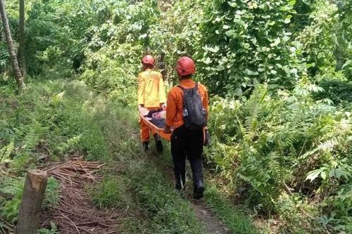  Cơ quan chức năng đưa thi thể các du khách xấu số xuống núi ngày 8/5. Ảnh: Basarnas. 