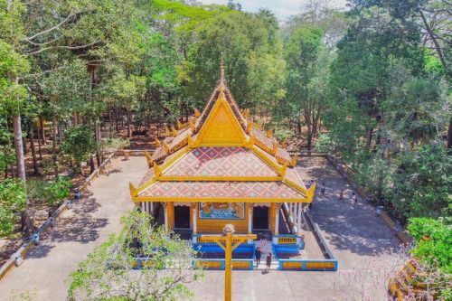  Tổng diện tích chùa khoảng 4 ha. Kiến trúc chánh điện vẫn giữ điểm độc đáo của hệ thống cấu trúc cấp mái, gồm 3 cấp và mỗi cấp chia thành 3 nếp. Phía sau chùa là nghĩa địa heo 5 móng - con vật được quan niệm rằng kém may mắn. Năm 1989, con heo 5 móng đầu tiên được người dân thả vào chùa, sống khoảng 10 năm và khi mất nặng khoảng 400 kg. Ảnh: Henry Dương. 