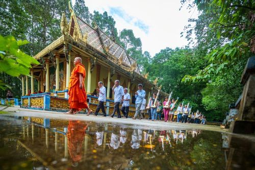  Theo Phật giáo Nam tông Khmer, trong lễ nhập hạ, các vị chư tăng phải nhập hạ theo lời dạy của Phật trong 3 tháng mùa mưa. Thời gian này tập trung cho việc hành đạo, nhất là tu tập thiền định. Đến thời điểm cuối năm, du khách đến chiêm bái sẽ nhìn thấy các chư tăng của chùa tự tay khiêng những bao lúa vừa thu hoạch. Ảnh: Công Tâm. 