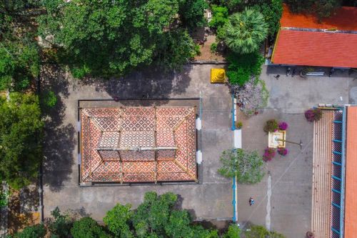  Ban đầu, chùa Dơi chỉ xây dựng đơn giản từ tre và mái lá. Trải qua các đợt trùng tu, chùa trở nên khang trang như ngày nay. Khu vực chánh điện của chùa được bao quanh bởi rừng cây sao, dầu cổ thụ, trở thành nơi trú ẩn của hàng nghìn con dơi, chủ yếu là dơi quạ, dơi ngựa. Đây được xem là nguồn gốc tên gọi của ngôi chùa. Ảnh: Henry Dương. 