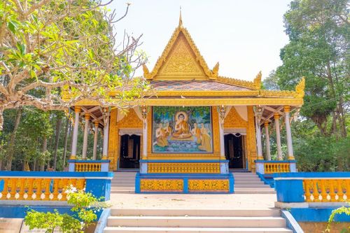  Chánh điện chùa Dơi nhìn từ phía sau. Ngoài chánh điện, chùa Dơi còn có các kiến trúc đặc trưng của người Khmer như Sala (hội trường cúng lễ), tăng xá (nơi nghỉ ngơi của các vị sư), các bảo tháp và miếu bà Đen để người dân đến cầu nguyện. Các buổi sinh hoạt cộng đồng và lễ hội truyền thống của người Khmer đều tổ chức tại đây. Ảnh: Henry Dương. 