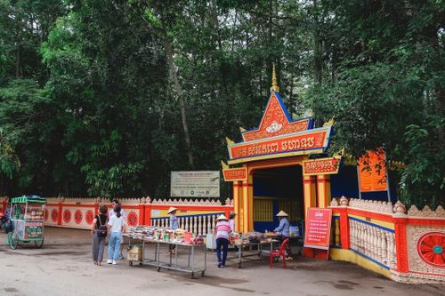  Chùa Dơi, hay còn gọi là chùa Mã Tộc hoặc Mahatup, nằm tại phường Phú Lợi, TP Cần Thơ, gắn với quần thể kiến trúc tiêu biểu về tín ngưỡng của dân tộc Khmer. Chùa xây dựng năm 1569, theo Phật giáo Nam tông. Đây cũng là ngôi chùa thờ duy nhất Phật Thích Ca của dân tộc Khmer Nam Bộ tại tỉnh. Sau lần hỏa hoạn vào năm 2007, chánh điện chùa được phục dựng, khánh thành năm 2010. Ảnh: Có gì miền Tây. 