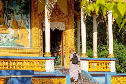  Khắp trên các bức tường là tranh miêu tả cuộc đời Đức Phật từ lúc ra đời cho đến khi khai minh và nhập niết bàn. Đặc biệt, chùa còn lưu giữ các bộ kinh ghi trên lá cây thốt nốt cùng những hiện vật quý hiếm mang giá trị đặc sắc về văn hóa tín ngưỡng của vùng đất Nam Bộ. Ảnh: Tính Tung Tăng. 