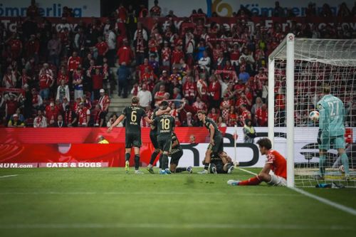 Rạng sáng 11/5 (giờ Việt Nam), chiến thắng 3-1 của Union Berlin trước Mainz 05 ở vòng 33 Bundesliga 2025/26 ghi dấu cột mốc lịch sử cho bóng đá Đức. Marie-Louise Eta trở thành nữ HLV trưởng đầu tiên giành chiến thắng trong một trận đấu thuộc Bundesliga nam. Thành tích này cũng giúp HLV sinh năm 1991 trở thành người phụ nữ đầu tiên thắng một trận ở 5 giải VĐQG nam hàng đầu châu Âu. Ảnh: FC Union.