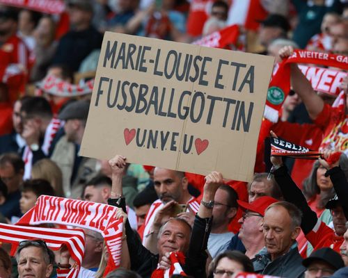 Tại sân MEWA Arena (Đức), Eta cũng nhận được màn chào đón giàu cảm xúc từ CĐV Union Berlin. Từ khán đài, người hâm mộ đồng loạt hô vang “Fußballgöttin”, nghĩa là “nữ thần bóng đá”. Ảnh: Clemens Bilan/EPA.