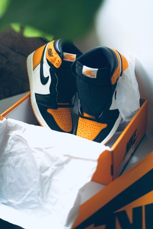  Người Mỹ đang mua ít sneakers hơn nhưng phải chi nhiều tiền hơn cho mỗi đôi giày. Ảnh minh họa: Mishra/Pexels.