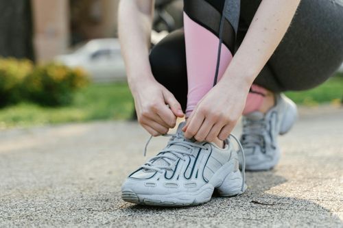  Các mẫu giày chạy bộ chuyên dụng cùng thiết kế mang cảm hứng chạy là động lực chính kéo doanh số đi lên. Ảnh minh họa: Mart Production/Pexels.