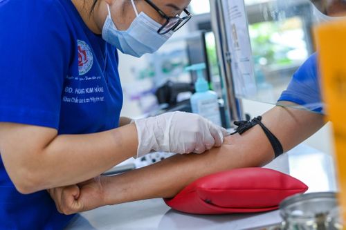Bộ Y tế đề nghị các địa phương tổ chức khám sức khỏe định kỳ phù hợp theo từng nhóm tuổi, ưu tiên phát hiện sớm nguy cơ bệnh tật trong cộng đồng. Ảnh: Việt Linh.