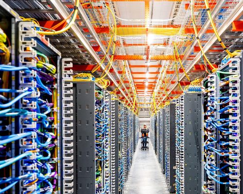 Kỹ thuật viên tại trung tâm dữ liệu AI của Amazon Web Services. Các cuộc tấn công bằng máy bay không người lái của Iran từng khiến người dân UAE không thể trả tiền taxi, đặt đồ ăn giao tận nhà hoặc kiểm tra số dư tài khoản ngân hàng. Ảnh: Reuters. 