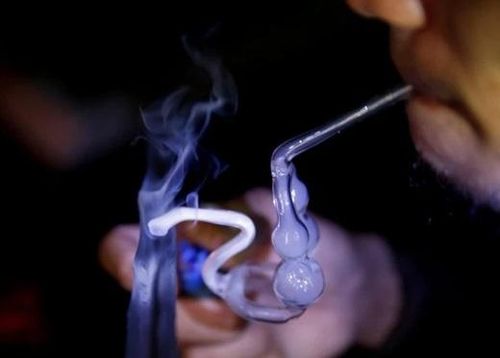 Một đối tượng nghiện sử dụng ống nước để hút ma túy. Ảnh: Công an Thanh Hóa. 