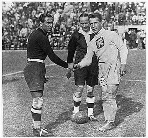 Chủ nhà Italia (bên trái) và ĐT Tiệp Khắc trong trận chung kết World Cup 1934