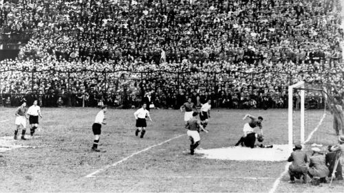 Khán giả chen kín sân xem World Cup 1934