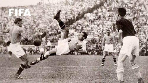 Những cú “ngả bàn đèn” làm bùng nổ khán đài World Cup