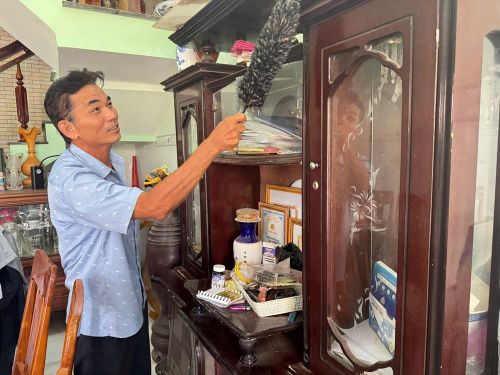 Người dân thôn Trung An cho biết bụi từ nhà máy thường phủ kín nền nhà, vật dụng
