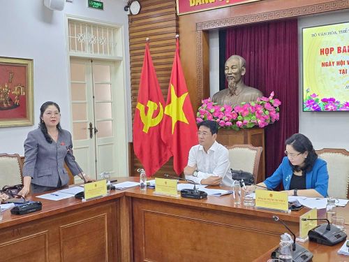 Bà Leo Thị Lịch, Đại biểu Quốc hội, hoạt động chuyên trách tại Hội đồng Dân tộc của Quốc hội, Ủy viên Ban Chỉ đạo Ngày hội Văn hóa dân tộc Chăm lần thứ VI phát biểu tại cuộc họp