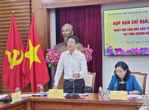 Ông Nguyễn Long Biên, Phó Chủ tịch Thường trực UBND tỉnh Khánh Hòa, Phó trưởng Ban chỉ đạo, Trưởng ban Tổ chức Ngày hội Văn hóa dân tộc Chăm lần thứ VI phát biểu tại cuộc họp