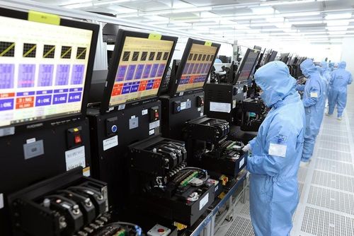 Dây chuyền sản xuất mô đun camera và linh kiện điện tử xuất khẩu tại nhà máy của Công ty TNHH MCNEX VINA (100% vốn Hàn Quốc), khu công nghiệp Phúc Sơn, tỉnh Ninh Bình. Ảnh: Vũ Sinh – TTXVN