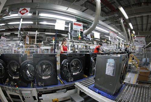Dây chuyền lắp ráp máy giặt tại nhà máy của Công ty TNHH LG Electronics Việt Nam Hải Phòng (100% vốn Hàn Quốc), tại Khu công nghiệp Tràng Duệ, xã Lê Lợi, huyện An Dương, thành phố Hải Phòng. Ảnh: Vũ Sinh - TTXVN
