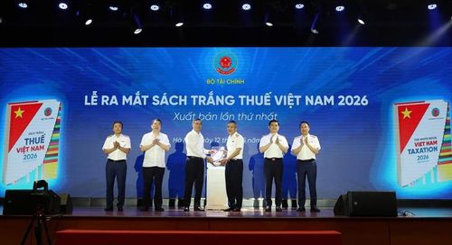 Bộ trưởng Bộ Tài chính Ngô Văn Tuấn, Thứ trưởng Cao Anh Tuấn, Cục trưởng Cục Thuế Mai Xuân Thành và lãnh đạo các đơn vị thực hiện nghi thức ra mắt ấn phẩm Sách Trắng Thuế Việt Nam năm 2026 - Ảnh: VGP