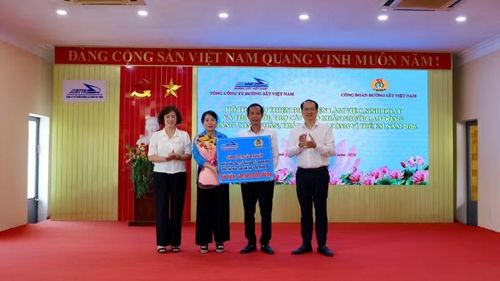 Trao hỗ trợ cho các đơn vị của ngành đường sắt.