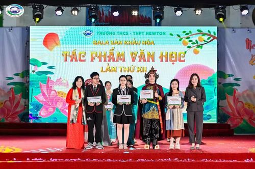Nhà giáo Lê Thị Chính (ngoài cùng bên trái) trao giải cho các học sinh Trường trung học cơ sở-trung học phổ thông Newton.