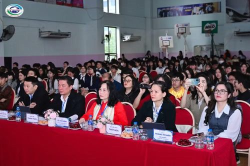 Ban giám khảo và học sinh Trường THCS-THPT Newton chăm chú theo dõi các tiết mục sân khấu hóa tác phẩm văn học.