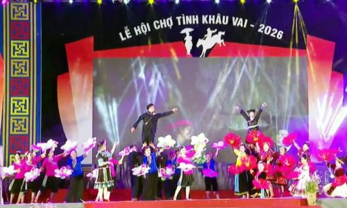 Tại lễ khai mạc diễn ra chương trình nghệ thuật mang đậm bản sắc văn hóa các dân tộc.