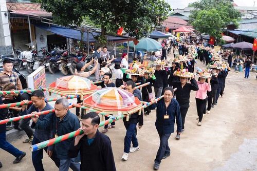 Trước giờ khai mạc diễn ra Lễ dâng hương miếu Ông, miếu Bà.