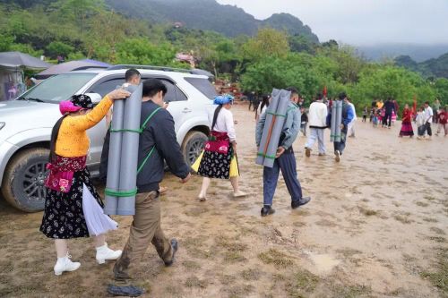 Trong khuôn khổ lễ hội diễn ra nhiều hoạt động văn hóa, trò chơi dân gian.