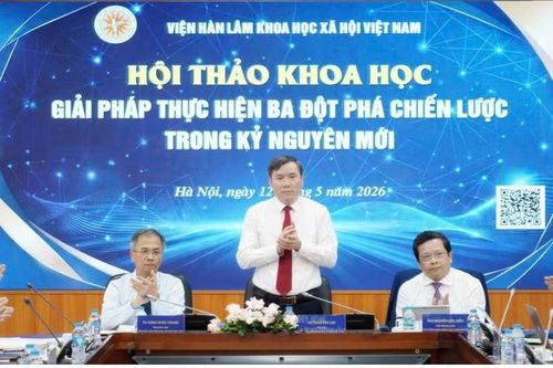 Chủ trì Hội thảo (từ trái sang phải): Giáo sư, Tiến sĩ Lê Văn Lợi, Ủy viên Trung ương Đảng, Bí thư Đảng ủy, Chủ tịch Viện Hàn lâm khoa học xã hội Việt Nam, Phó Chủ tịch Hội đồng Lý luận Trung ương, Phó Trưởng ban Chính sách, chiến lược Trung ương; đồng chí Nguyễn Đức Hiển, Phó Trưởng ban Chính sách, chiến lược Trung ương; Tiến sĩ Đặng Xuân Thanh, Ủy viên Ban Thường vụ Đảng ủy, Phó Chủ tịch Viện Hàn lâm khoa học xã hội Việt Nam.