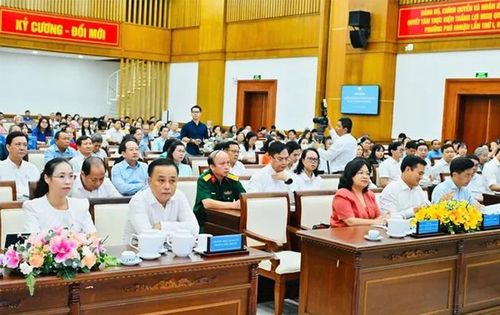Lãnh đạo HĐND, UBND TPHCM và phường Phú Nhuận cùng cử tri dự buổi tiếp xúc cử tri.Ảnh: BÁO SÀI GÒN GIẢI PHÓNG
