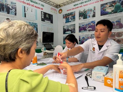 Người dân được khám, tư vấn sức khỏe miễn phí tại sự kiện Ngày sức khỏe toàn dân