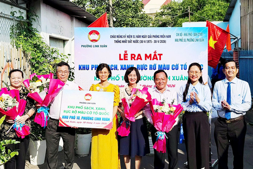 Phường Linh Xuân ra mắt “Khu phố sạch-xanh-rực rỡ màu cờ Tổ quốc”.