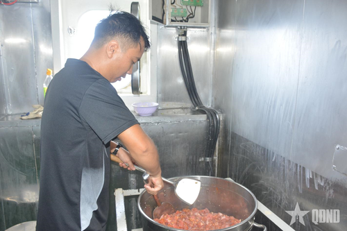 Đại úy QNCN Phạm Văn Hiến, thành viên Tổ bảo đảm hậu cần, chế biến món thịt bò kho trên Tàu 571.