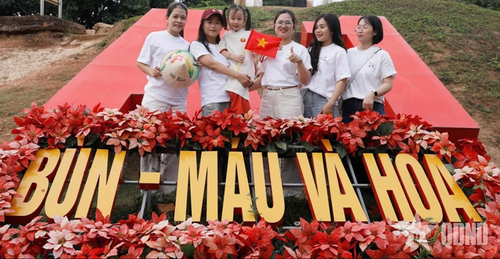 Du khách chụp ảnh trên đồi A1.